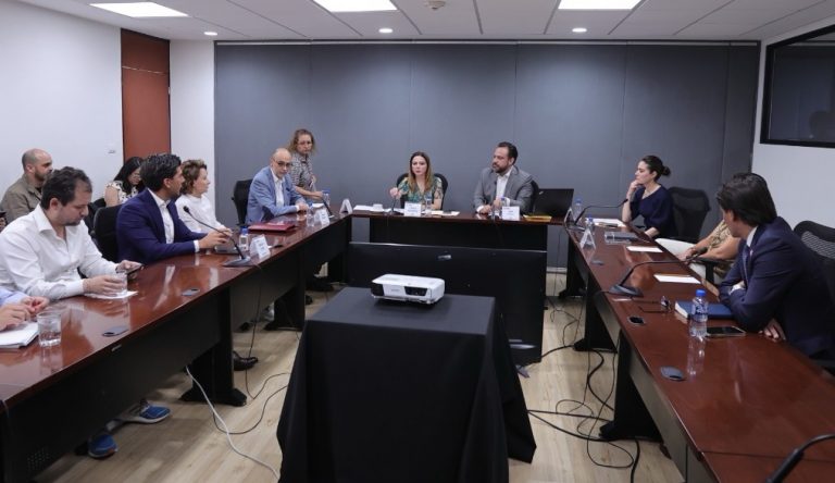 Denise Maerker y Manuel López San Martín reciben preguntas para el primer debate 