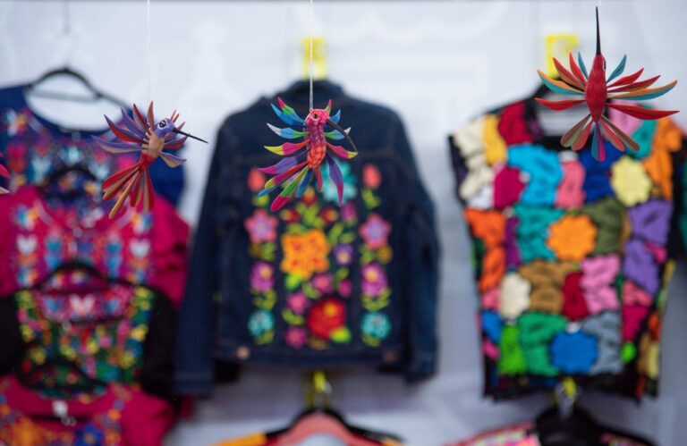 Más de 100 artesanos exhiben su talento en el Pabellón Turístico Artesanal de la FNSM 