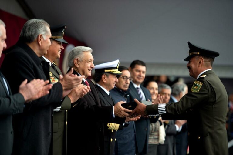 Salvador Fernando Cervantes Loza, estratega militar detrás de los proyectos de infraestructura, es reconocido por el Presidente