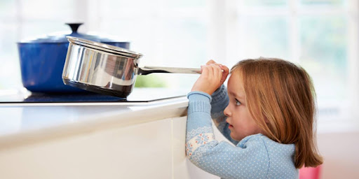 Líquidos calientes, descargas eléctricas, fuego y químicos causan quemaduras en infantes 