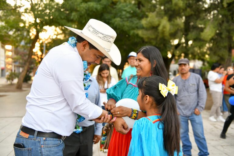 Leo Montañez reconoce a la comunidad indígena