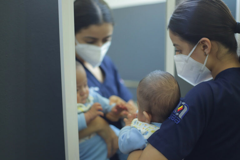 Disminuyen los nacimientos, mujeres señalan querer tener un menor número de hijas o hijos
