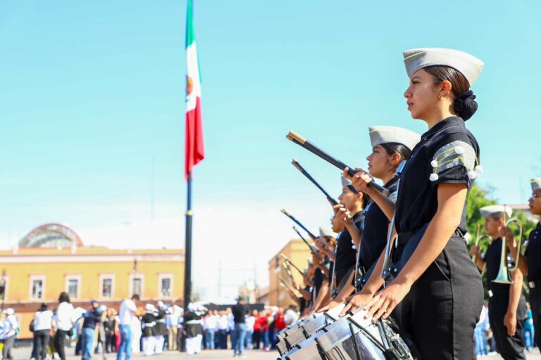Tere Jiménez encabezó el desfile por el Día del Trabajo en Aguascalientes