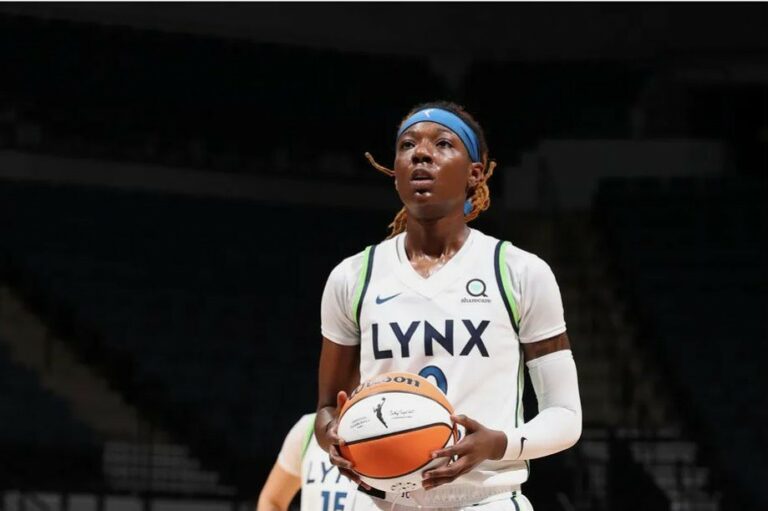 Rennia Davis se une a Panteras 