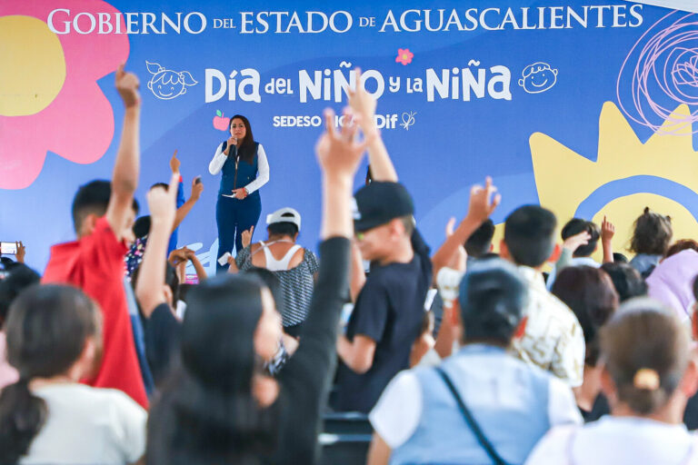 Tere Jiménez se mantiene cercana a las niñas y niños de Aguascalientes