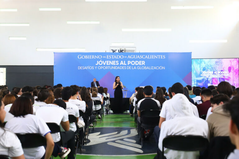 Tere Jiménez visitó la Universidad Cuauhtémoc