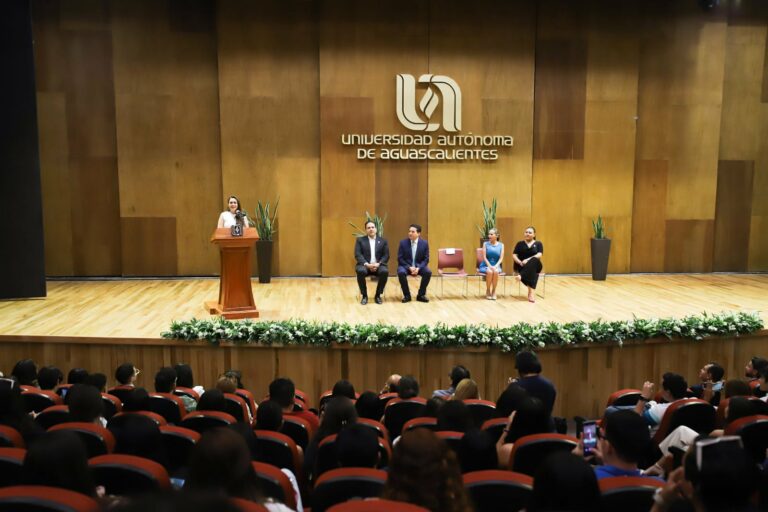 Gobernadora reiteró la importancia de intercambiar ideas sobre la democracia