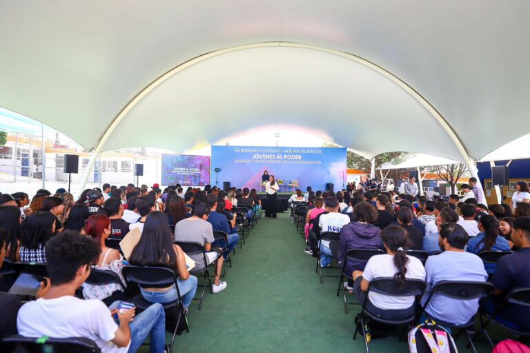 Gobernadora visitó a estudiantes del Tecnológico Universitario Aguascalientes