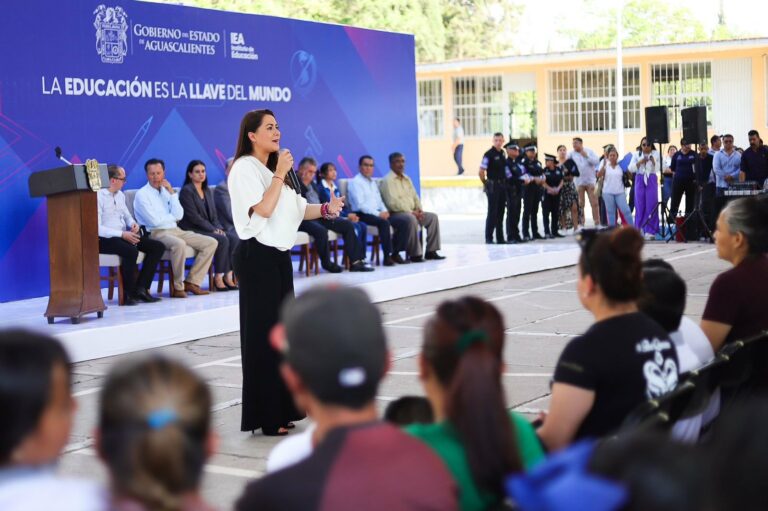 Estudiantes de Rincón de Romos fueron visitados por la gobernadora