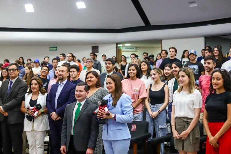Estudiantes de la Universidad Panamericana recibieron la visita de la gobernadora