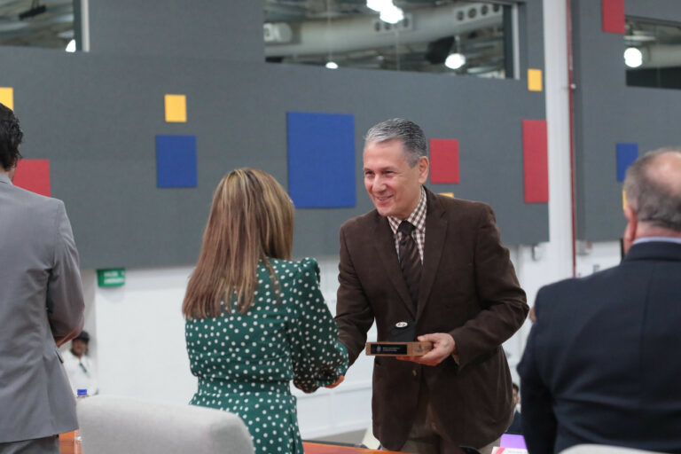 UAA galardona a sus docentes que cumplen de 10 a 50 años de servicio 