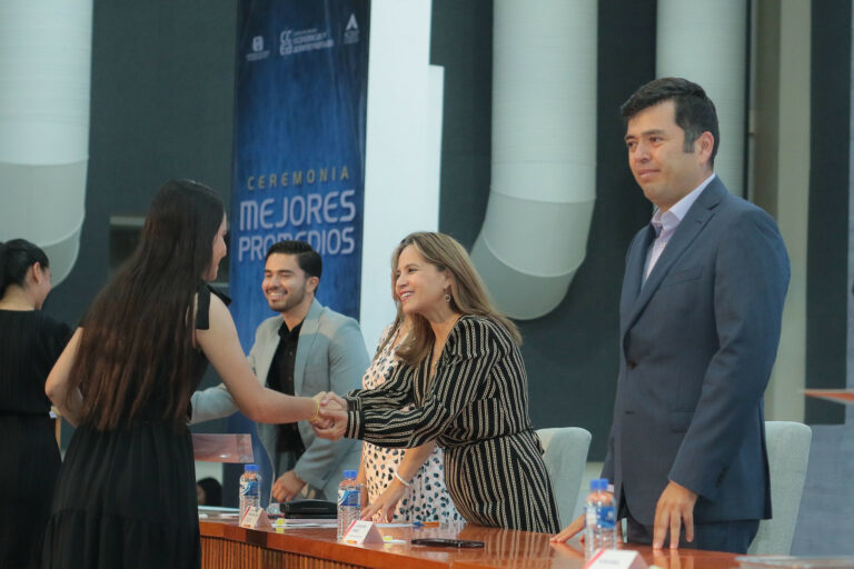 Más de 300 estudiantes del CCEA recibieron reconocimiento por excelencia académica