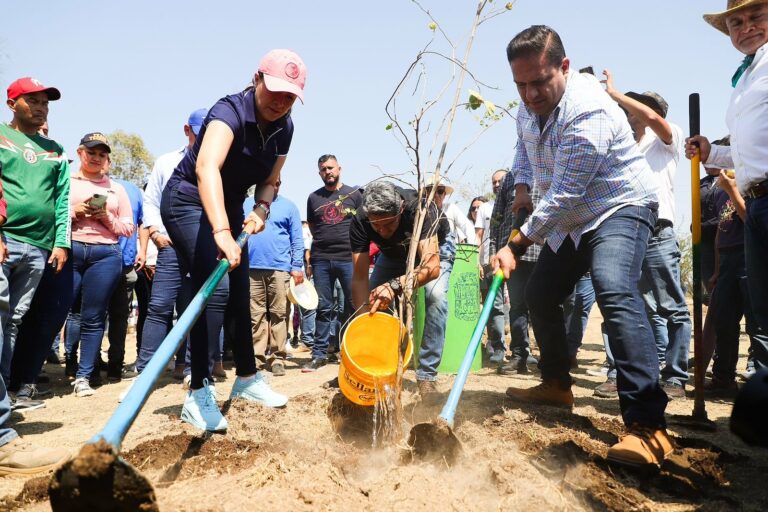 Encabezan jornada de reforestación en Ex Relleno Sanitario Cumbres