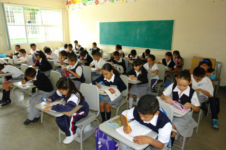 Ganadores de Olimpiada del Conocimiento recibirán beca durante toda la secundaria 