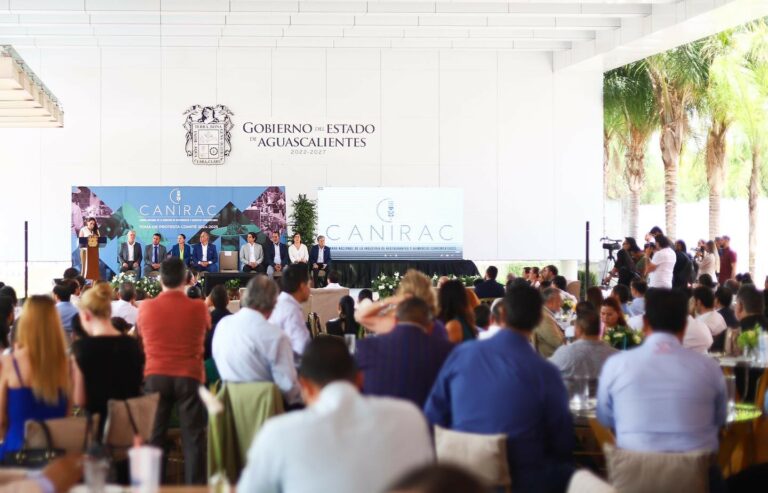 Tere Jiménez tomó protesta a nuevos integrantes de la CANIRAC