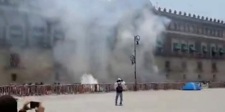 Normalistas de Ayotzinapa lanzan explosivos contra Palacio Nacional 