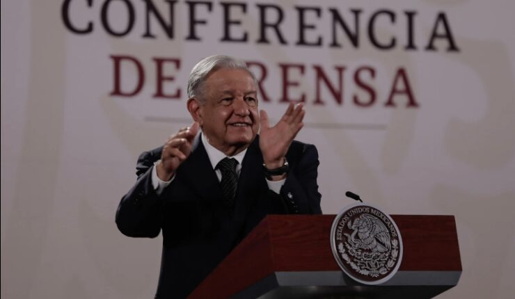 AMLO promete que la bandera izará durante la marcha de la “marea Rosa” 