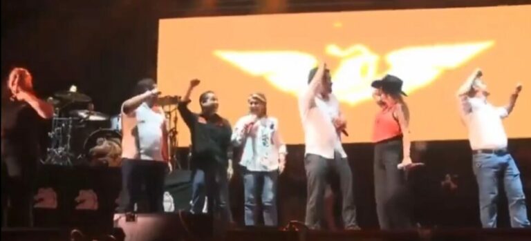 Colapsa escenario en mitin de Álvarez Máynez en NL, reportan fallecidos