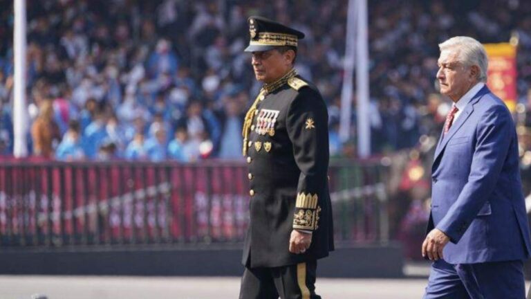 AMLO y General Sandoval