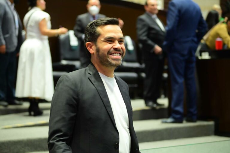 Jorge Alvárez Máynez ofrece salario de 20 mil pesos a maestros en México