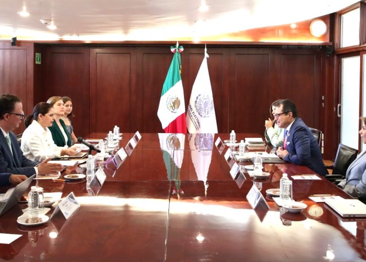 Recibe el TEPJF a visitantes extranjeros