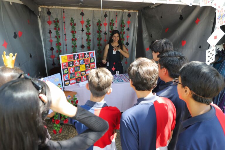 Estudiantes de la UAA diseñan y exhiben material didáctico para la enseñanza del inglés 