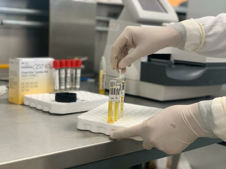 Con claroscuros resuelve el IMSS la situación de personal médico y pacientes renales