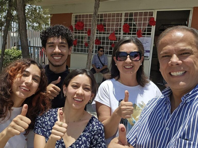 Alcalde de Jesús María acudió a emitir su voto 