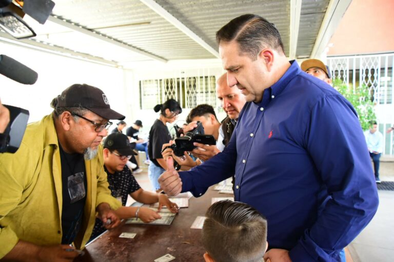 José Juan Sánchez Barba acudió a emitir su voto 