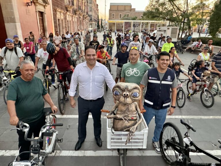 Encabeza alcalde de Aguascalientes rodada nocturna en el Día Mundial de la Bicicleta