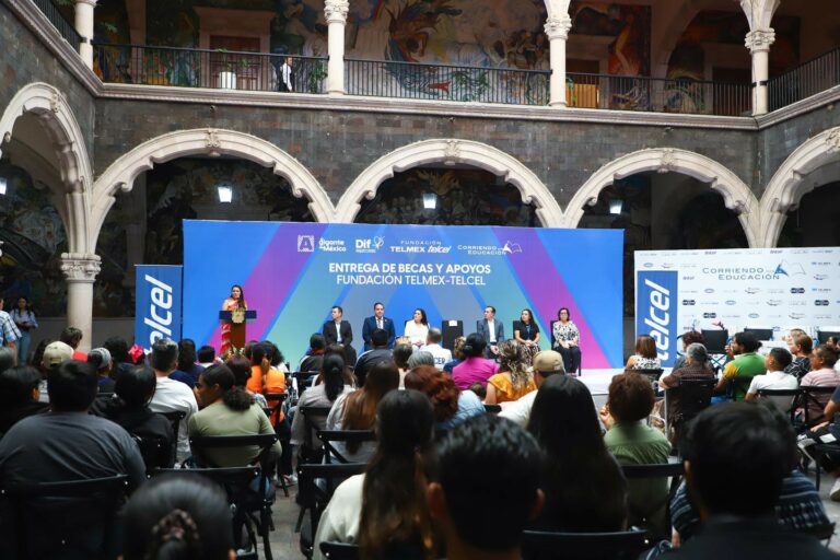Encabeza Tere Jiménez entrega de becas y apoyos por parte de la Fundación Telmex-Telcel