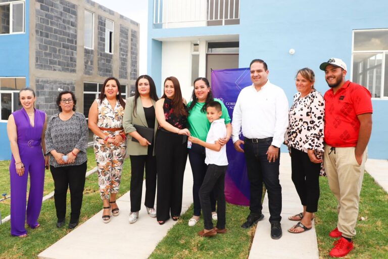 Tere Jiménez entregó viviendas a ganadores del sorteo del Día de la Familia