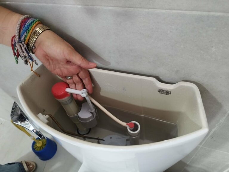 Consejos para detectar y reparar fugas de agua silenciosas en el hogar