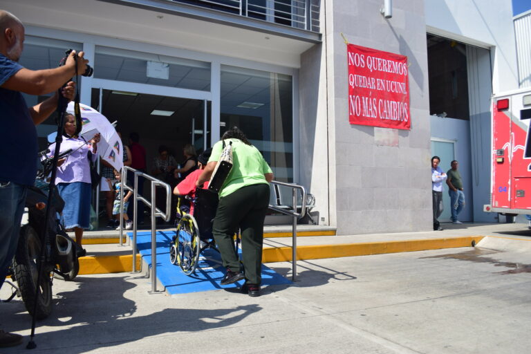 Atados de manos en el Congreso para apoyar a enfermos renales