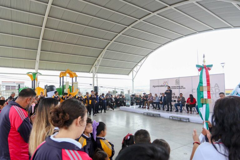 Leo Montañez rindió honores a la bandera con alumnos del CAM XX