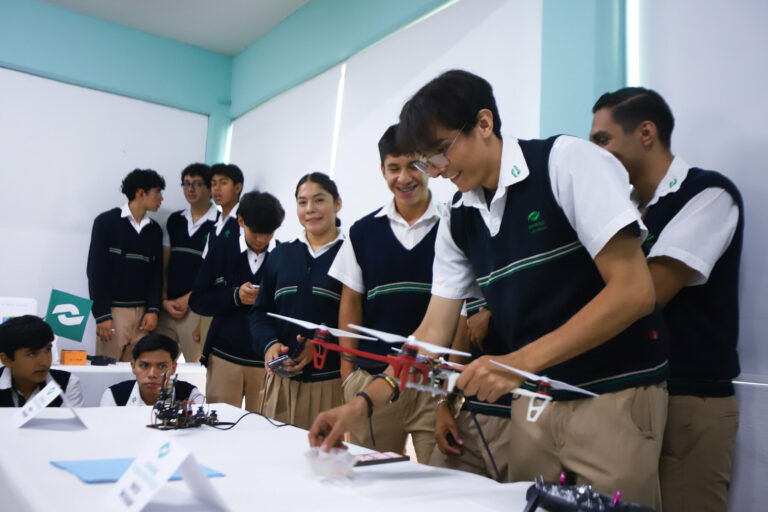 Reconoce Tere Jiménez proyectos tecnológicos del CONALEP Aguascalientes