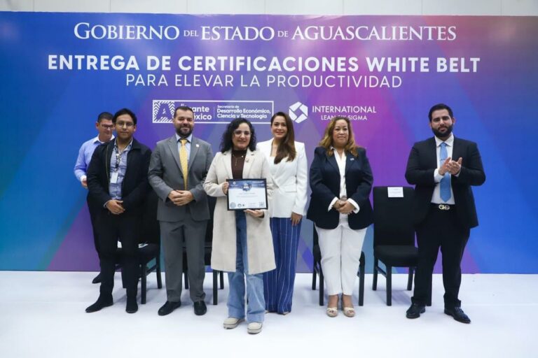Tere Jiménez entregó certificados de mejora productiva a trabajadores de Aguascalientes
