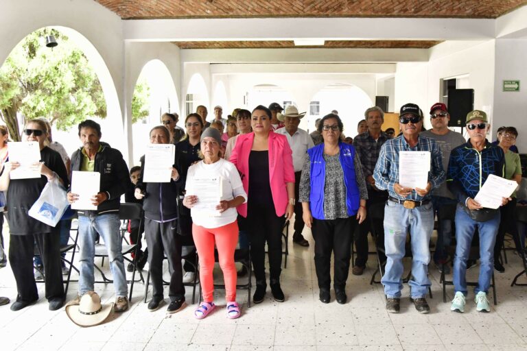 DIF estatal de Aguascalientes apoya a personas con debilidad visual 