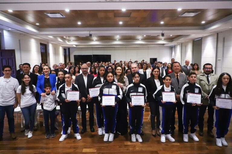 Con becas, recompensan a ganadores de la Olimpiada del Conocimiento Infantil