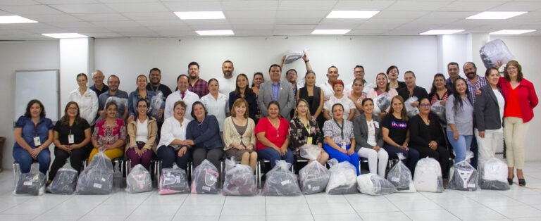 ISSSTE Aguascalientes entrega uniformes a los trabajadores de base 