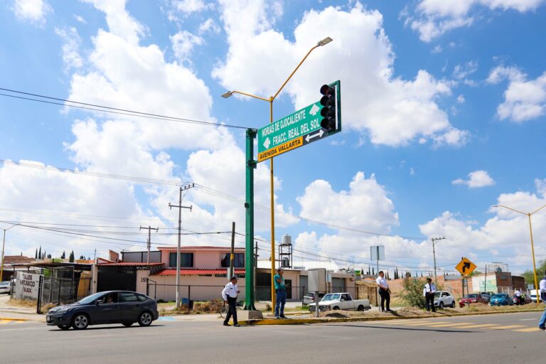En marcha nuevo semáforo en Vistas de Oriente en Aguascalientes