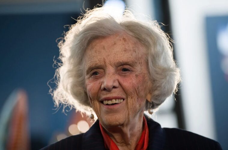 México se merecía ya una mujer presidenta: Poniatowska