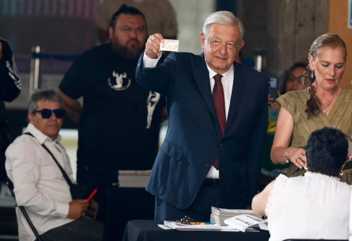AMLO vota junto a Beatriz Gutiérrez Müeller en casilla del Centro Histórico 