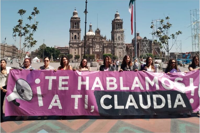 Colectivos feministas relacionan a Sheinbaum con militarismo