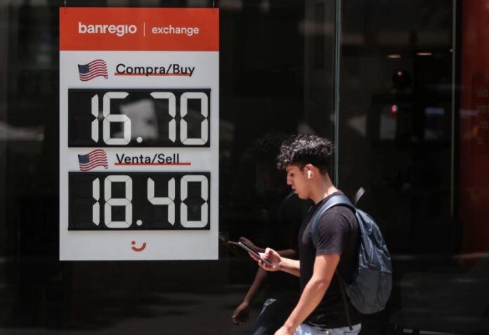 Anuncio de Morena de impulsar reformas constitucionales de AMLO mete presión al peso y a la Bolsa