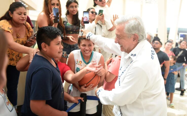 AMLO recibe ovaciones, firma autógrafos y se toma selfies en estación del Tren Maya