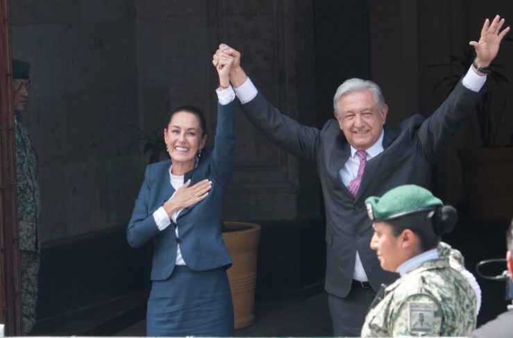 AMLO recibe a Sheinbaum en las puertas de Palacio Nacional 