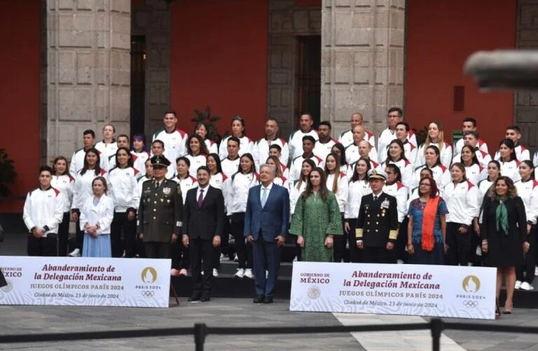 AMLO abandera a delegación mexicana que va a los Olímpicos de París  