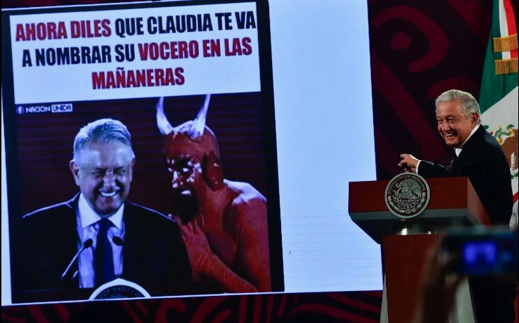 AMLO se burla con un meme de sus adversarios que dicen será “vocero” de Sheinbaum 