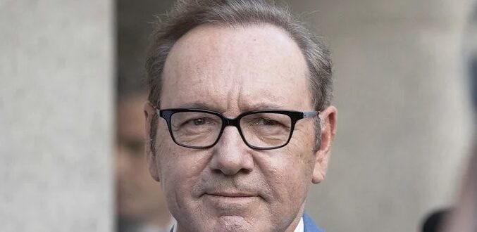 Kevin Spacey reaparece tras ganar juicios y llora en entrevista